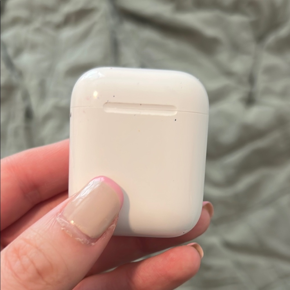 Apple White Airpods Gen 1 with Case